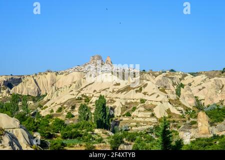 Blick auf die alte Höhle Nevsehir Stadt und eine Burg von Uchisar grub aus Bergen in Kappadokien Stockfoto