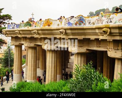 Besucher der terrasse placa de la Natura im Parc Güell (oben) und der Säulenstrukturen des Sala Hipostilla. Barcelona, Katalonien, Spanien Stockfoto