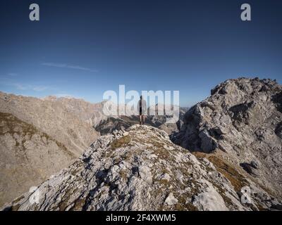 Herbstlandschaftspanorama des jungen männlichen Wanderers, auf dem er steht alpengipfel Tajakopf am Seebensee in Ehrwald Tirol Österreich alpen Europa Stockfoto