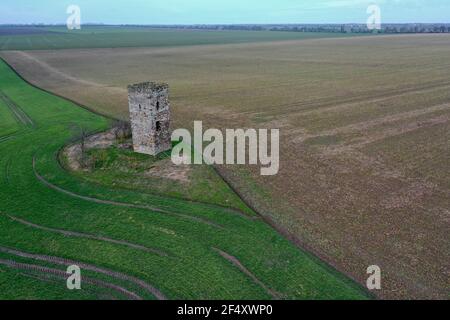 Magdeburg, Deutschland. März 2021, 21st. Die Blaue Warte zwischen Wanzleben und Oschersleben ist eines der ältesten Bauwerke der Magdeburger Börde. Der Wachturm wurde 1438 aus Feldsteinen als Grenzstein zwischen den von germanischen und slawischen Völkern besiedelten Gebieten errichtet. In Sachsen-Anhalt sind nur noch zwei weitere Wachtürme aus dieser Zeit erhalten. (Bild aufgenommen mit Drohne) Quelle: Stephan Schulz/dpa-Zentralbild/ZB/dpa/Alamy Live News Stockfoto