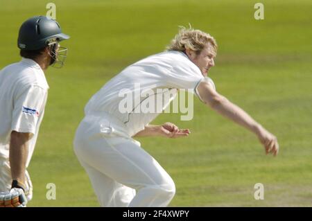 4TH TEST ENGLAND V AUSTRALIEN AN TRENT BRIDGE 3RD TAG MATHEW HOGGARD BOWLING 27/8/2005 BILD DAVID ASHDOWNTEST CRICKET Stockfoto