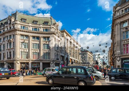 Regent Street mit seinem Auto- und Touristenverkehr, in London, England, Großbritannien Stockfoto