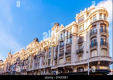 Fassaden von Gebäuden an der Gran Via in Madrid in Kastilien, Spanien Stockfoto