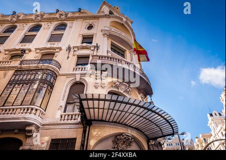 Fassaden von Gebäuden an der Gran Via in Madrid in Kastilien, Spanien Stockfoto