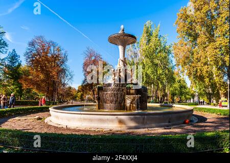 Schöner Brunnen im Buen Retiro Park in Madrid in Kastilien, Spanien Stockfoto