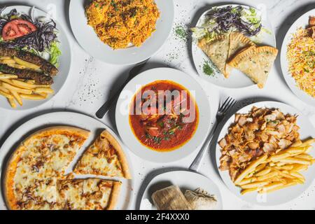 Vielfalt an typischen Gerichten der pakistanischen Küche. Indische Gastronomie Stockfoto