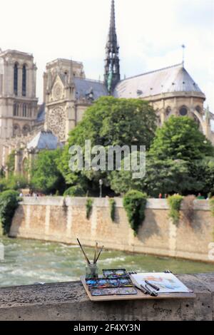 Street Art am Ufer der seine mit Blick auf Notre Dame, Paris, Frankreich Stockfoto