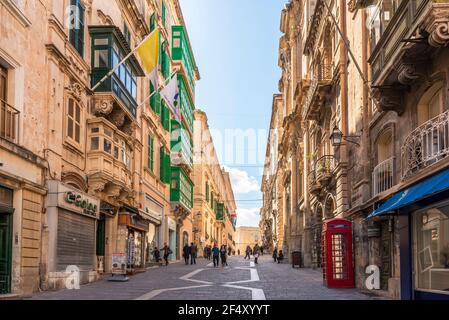 Wohngebäude mit typischer Architektur in Valletta auf der Insel Von Malta im äußersten Süden Europas Stockfoto