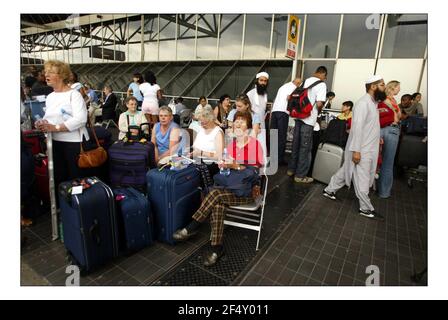 Ein Streik in Heathrow bringt den Flughafen Terminal 4 nach Ein virtuelles Standstillpic David Sandison 11/8/2005 Stockfoto