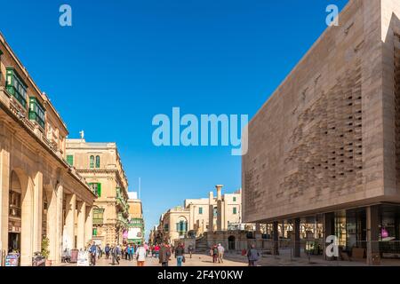 Wohngebäude mit typischer Architektur in Valletta auf der Insel Von Malta im äußersten Süden Europas Stockfoto