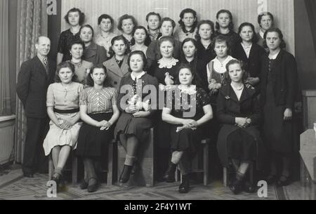 Ukrainische Zwangsarbeiter aus der Achse und Federn Fabrik Carl Wolf mit dem Geschäftsführer Stockfoto