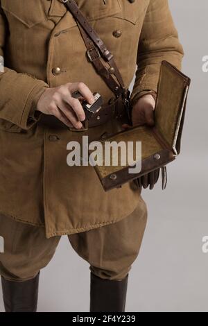 Männlicher Schauspieler in Form eines Offiziers des Major der Roten Armee während des Zweiten Weltkriegs Stockfoto