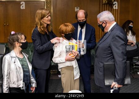 Die ehemalige Botschafterin der Vereinigten Staaten bei den Vereinten Nationen Samantha Power (C-L) chattet mit US-Senator Bob Menendez (Demokrat von New Jersey), Vorsitzender des US-Senatsausschusses für Auswärtige Beziehungen, während ihre Tochter Rian Power Sunstein (L), Sohn Declan Power Sunstein (C), Und Ehemann Cass Sunstein (C-R) sieht nach, nachdem sie vor dem Komitee ausgesagt hat, die nächste Verwaltungsbehörde der United States Agency for International Development (USAID) im Dirksen Senate Office Building in Washington DC, USA, 23. März 2021 zu sein.Quelle: Jim LoScalzo/Pool via CNP (Nutzung weltweit) Stockfoto