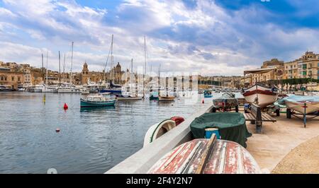 Typisch maltesische Boote und Vittoriosa oder Birgu, von der Halbinsel Senglea auf der Insel Malta Stockfoto