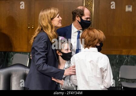 Washington DC, USA. März 2021, 23rd. Die ehemalige US-Botschafterin bei den Vereinten Nationen Samantha Power (L) begrüßt ihre Tochter Rian Power Sunstein (C-L), Ehemann Cass Sunstein (C-R), Und Sohn Declan Power Sunstein (R), nachdem sie vor dem Ausschuss für Auswärtige Beziehungen des Senats ausgesagt hatte, die nächste Verwaltungsbehörde der US-amerikanischen Agentur für internationale Entwicklung (USAID) im Dirksen Senate Office Building in Washington DC, USA, 23. März 2021 zu sein.Quelle: Jim LoScalzo/Pool via CNP dpa/Alamy Live News Stockfoto