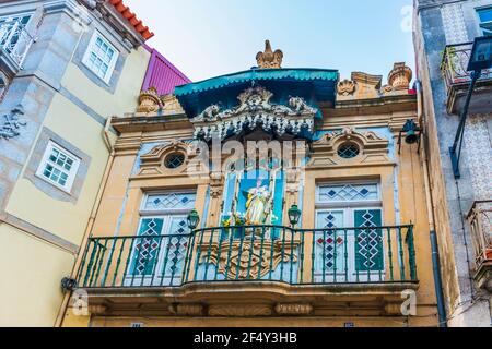 Fassaden von Gebäuden und Jungfrau Maria in Porto Portugal Stockfoto