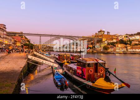 Panorama der Stadt Porto und Dom Luis I Brücke auf dem Douro Fluss in der Abenddämmerung in Portugal Stockfoto