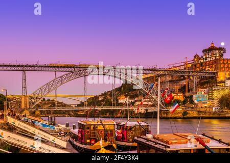 Panorama der Stadt Porto und Dom Luis I Brücke auf dem Douro Fluss in der Abenddämmerung in Portugal Stockfoto