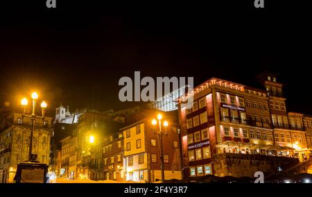 Fassaden von Gebäuden am Ufer des Douro Flusses Nachts in Porto in Portugal Stockfoto