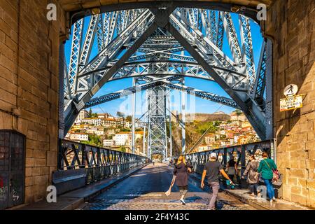 Dom Luis I Stahlbrücke am Douro Fluss in Porto, Portugal Stockfoto