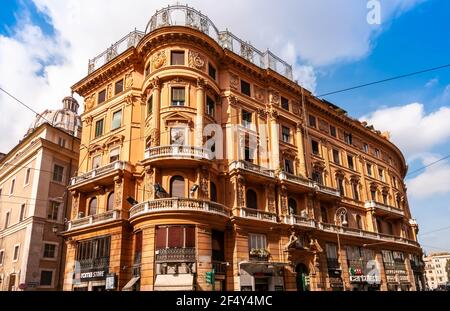 Typisches Apartmentgebäude im Stadtzentrum von Rom in Latium, Italien Stockfoto