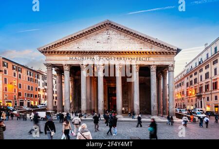 Das Pantheon im Stadtzentrum von Rom in Latium in Italien. Stockfoto