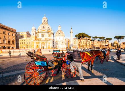 Touristische Kutsche vor dem Trajan Forum, Piazza Venezia in Rom in Latium, Italien Stockfoto