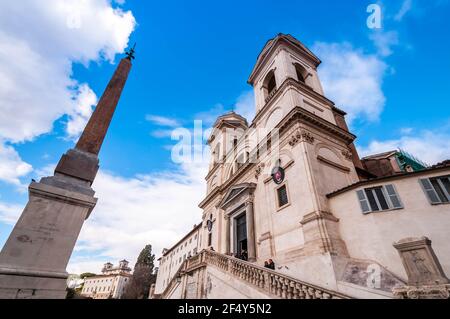 Das Äußere der Dreifaltigkeitskirche der Berge und des Obelisken in Rom in Latium, Italien Stockfoto