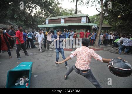 Dhaka, Bangladesch. März 2021, 23rd. Mehrere Aktivisten der Pragatischil Chhatra Jote wurden verletzt, nachdem angebliche Mitglieder der Chhatra League ihr Protestprogramm gegen den Besuch des indischen Premierministers Narendra Modi vor dem Lehrer-Studenten-Zentrum (TSC) an der Dhaka Universität angegriffen hatten. Quelle: Harun-or-Rashid/ZUMA Wire/Alamy Live News Stockfoto