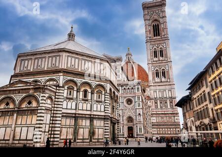 Hauptfassade der Kathedrale Santa Maria del Fiore in Florenz in der Toskana, Italien Stockfoto