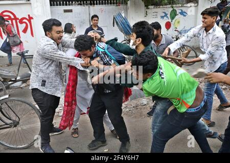 Dhaka, Bangladesch. März 2021, 23rd. Mehrere Aktivisten der Pragatischil Chhatra Jote wurden verletzt, nachdem angebliche Mitglieder der Chhatra League ihr Protestprogramm gegen den Besuch des indischen Premierministers Narendra Modi vor dem Lehrer-Studenten-Zentrum (TSC) an der Dhaka Universität angegriffen hatten. Quelle: Harun-or-Rashid/ZUMA Wire/Alamy Live News Stockfoto