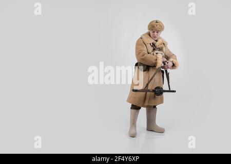 Ein Mann in der Winteruniform eines Offiziers der sowjetischen Armee während des Zweiten Weltkriegs Stockfoto