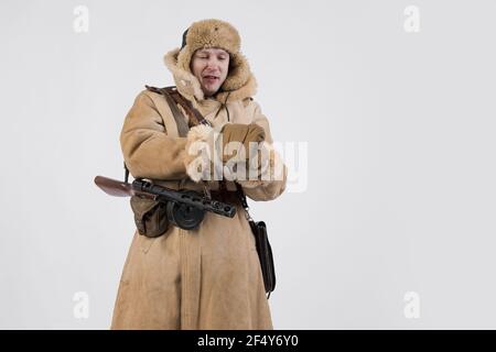 Ein Mann in der Winteruniform eines Offiziers der sowjetischen Armee während des Zweiten Weltkriegs Stockfoto