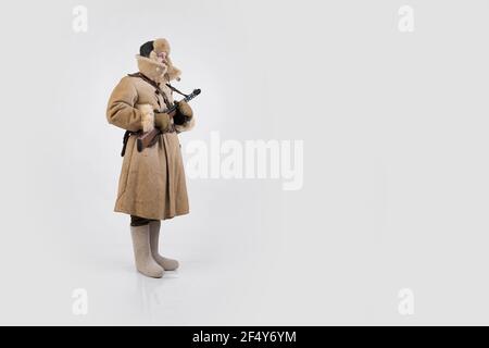 Ein Mann in der Winteruniform eines Offiziers der sowjetischen Armee während des Zweiten Weltkriegs Stockfoto