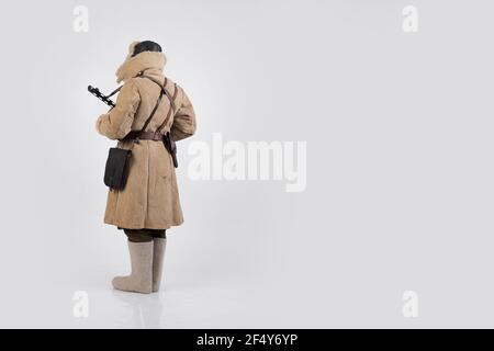 Ein Mann in der Winteruniform eines Offiziers der sowjetischen Armee während des Zweiten Weltkriegs Stockfoto