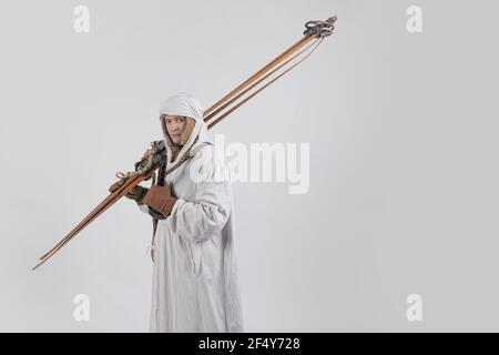 Ein Mann in einer weißen Winteruniform, ein Soldat der sowjetischen Armee während des Zweiten Weltkriegs Stockfoto