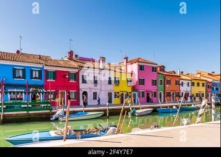 Straße und bunte Fassaden auf einem Kanal auf der Insel Burano in Venedig in Venetien, Italien Stockfoto
