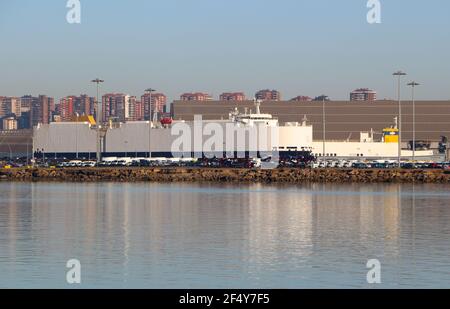 Patara-roro-Auto mit Frachtschiff im Hafen von Santander Cantabria Spanien an einem ruhigen sonnigen Frühlingsmorgen Stockfoto