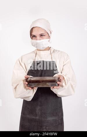 Junge Frau in weißer medizinischer Kleidung, Arzt oder Krankenschwester der sowjetischen Armee während des Krieges, 1940s Stockfoto