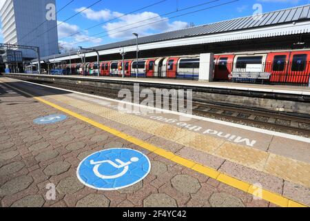Behindertenzugang auf Bahnsteig für Zug- und U-Bahnfahrten im Westen Londons, Großbritannien Stockfoto