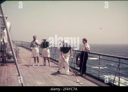 Bordle Leben. Passagiere spielen auf dem Oberdeck eines Passagierschiffs (vielleicht das Cap Arcona) Shuffleboard Stockfoto