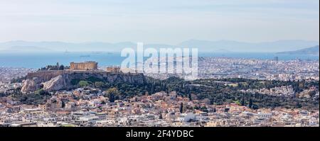 Athen, Griechenland. Akropolis und Parthenon Tempel, Wahrzeichen. Stadtbild, blaues Meer und Himmel Hintergrund. Alte Überreste und Blick auf die Stadt von Lyca Stockfoto