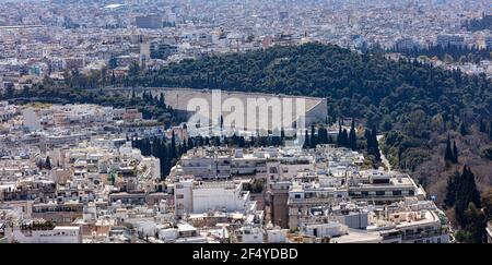 Athen Stadt Griechenland und Panathenaic Stadion Luftaufnahme von Lycabettus Berg. Altes Marmorstadion auch bekannt als Kallimarmarmaro wo erste klassische Ol Stockfoto