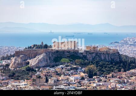 Athen, Griechenland. Akropolis und Parthenon Tempel, Wahrzeichen. Antike Überreste landschaftlich schöne Aussicht vom Lycabettus Hügel. Stadtbild, blaues Meer und Himmel Backgrou Stockfoto