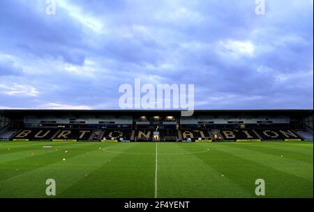 Gesamtansicht des Bodens vor der Sky Bet League ein Spiel im Pirelli Stadium, Burton upon Trent. Bilddatum: Dienstag, 23. März 2021. Stockfoto