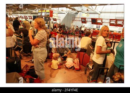 Ein Streik in Heathrow bringt den Flughafen Terminal 4 nach Ein virtuelles Standstillpic David Sandison 11/8/2005 Stockfoto