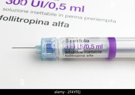 Carrara, Italien - 23. März 2021 - Nahaufnahme einer Bemfola Spritze ein bioähnliches Medikament, das zur Stimulierung der Eierstockproduktion und zur Behandlung von follikulärem sti verwendet wird Stockfoto