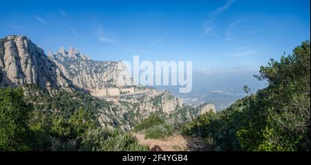 Montserrat Kloster, Santa Maria de Montserrat ist eine Benediktinerabtei auf dem Berg Montserrat in der Nähe von Barcelona, Spanien. Stockfoto