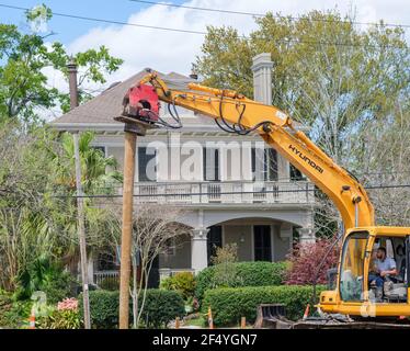 NEW ORLEANS, LA, USA - 22. MÄRZ 2021: Mann Betrieb Pfahlfahrer für Neubau in Uptown Nachbarschaft Stockfoto