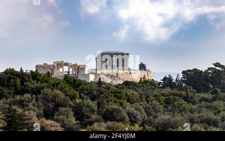 Akropolis-Felsansicht vom Filopappou Hügel, Athen, Griechenland. Historisches Wahrzeichen. UNESCO-Welterbe Antike, historische, klassische archäologische Denkmal Stockfoto